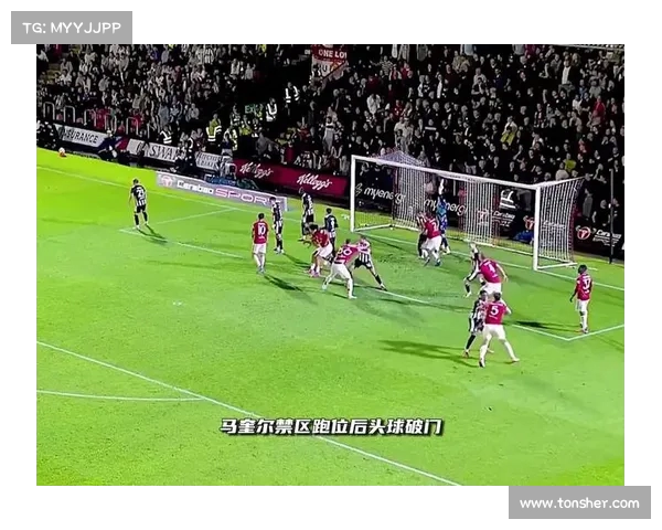 英超联赛：曼联马奎尔头球解围